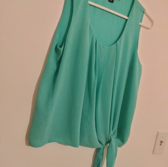 Excellent condition cute top all items marked $10 or less r 10 for $25 - Picture 5 of 5